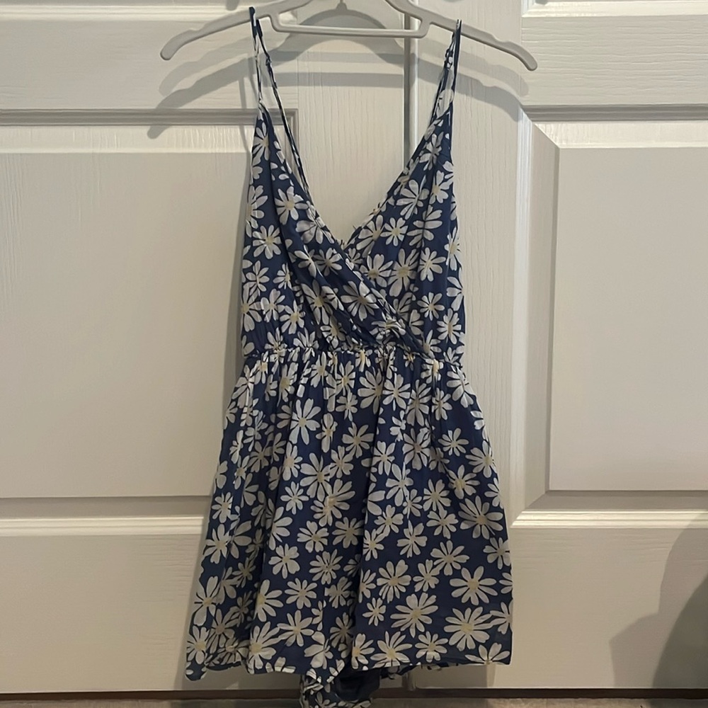 Flower print romper looks like dress open back brand new size small